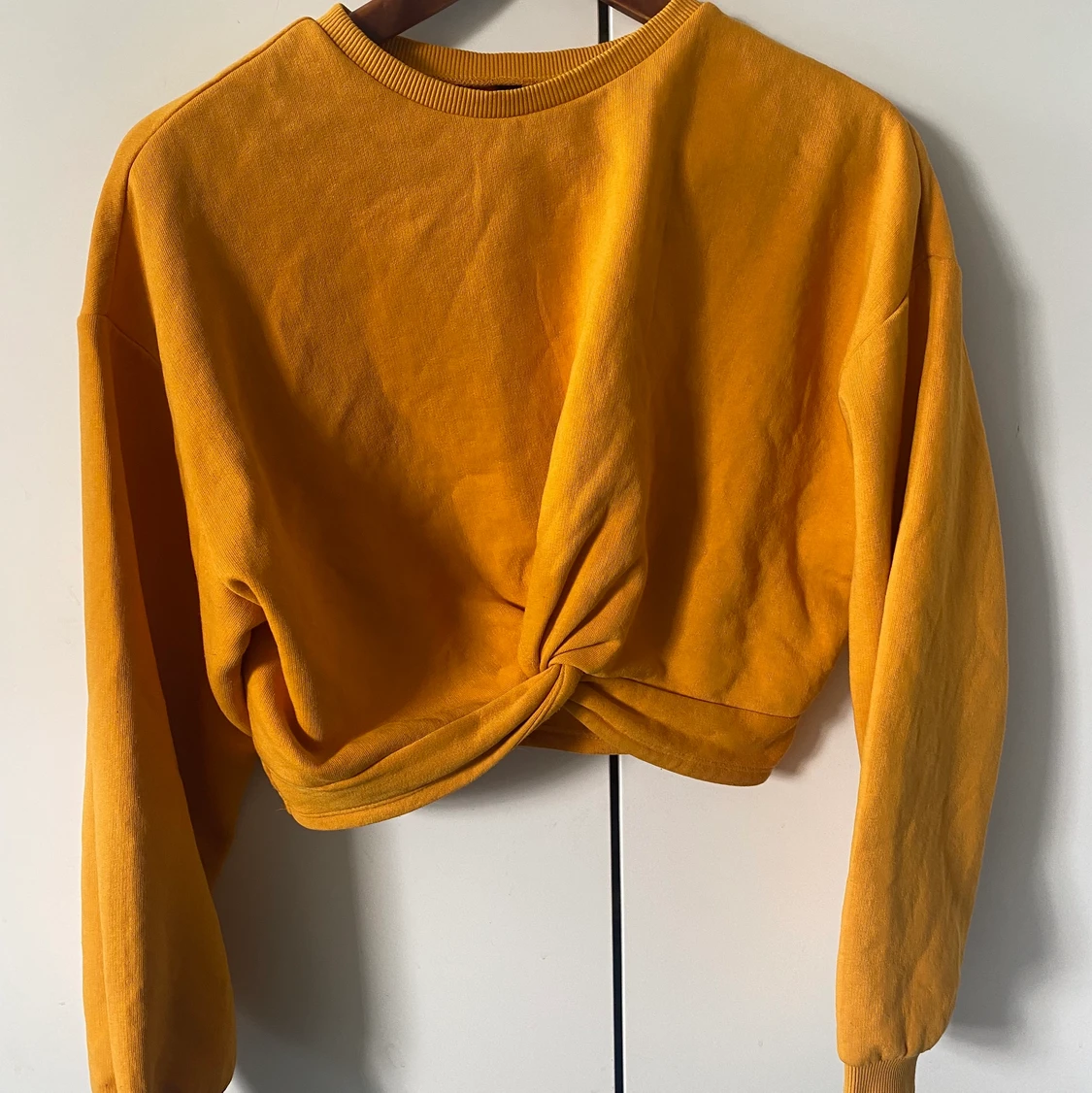 Mörkgul croppad tjocktröja  - 90