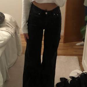 Jättesnygga svarta jeans i strl w25l30. Har klippt ett hål på sidan som extra detalj🌠