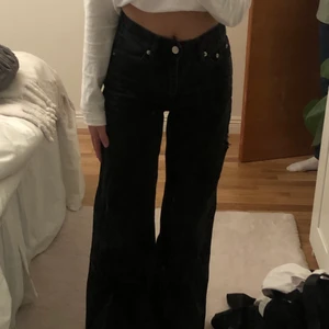 Jeans  - Jättesnygga svarta jeans i strl w25l30. Har klippt ett hål på sidan som extra detalj🌠