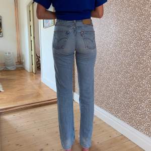Sjukt snygga vintage Levis jeans. Säljer då de tyvärr har blivit för små. Betalning sker via Swish, köparen står för frakt! Buda i kommentarerna!