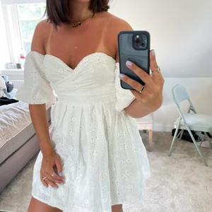 NAKD klänning - En vit off shoulder klännkng från NAKD i storlek 34, perfekt till studenten! Helt oanvänd och i nyskick🥰🥰 köparen står för frakt