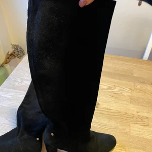 Agnes Cecilia Stövlar  - Stövlar från Agnes Cecilia, klassisk, hög modell i mjuk mocka med dragkedja längs insidan och dold resårkil upptill. Klädd klossklack och greppsäker yttersula. klackhöjd ca 6 cm. Använda Max 4-5 ggr! Nypris 1299kr säljes för 649kr! 