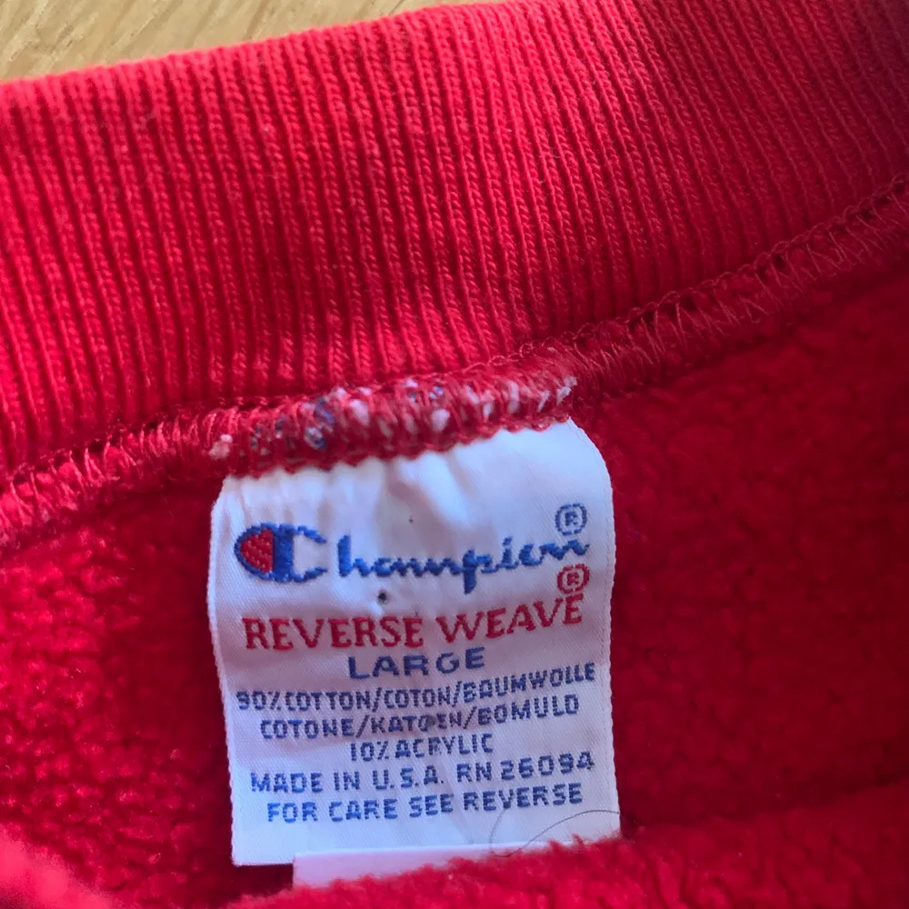 Säljer nu denna oversized vintage röda champion sweatshirten. Den är av mycket god kvalite och har inga skador, äkta såklart! Finns kvar så länge annonsen finns kvar. Hoodies.