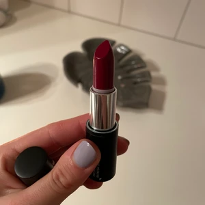 Helt ny mörkröd rouge - Aldrig använd eller testad rouge i färgen mörkröd. Kostade 107 kr, säljer för 50 kr. Frakt:12 kr