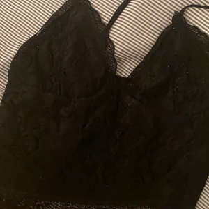 Ett svart linne!!  - Ett svart linne från bikbok! Använd är den. 