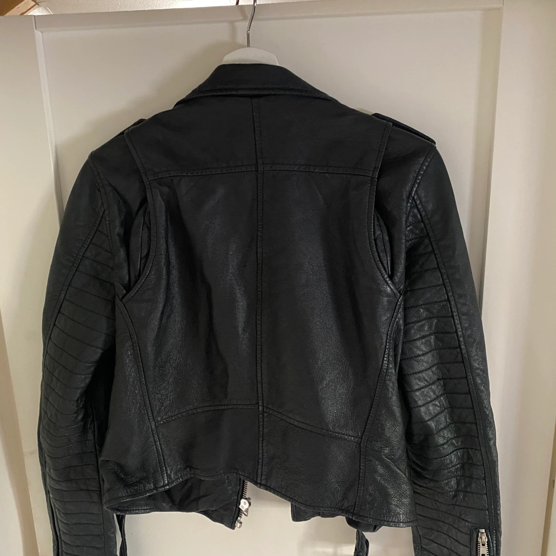 Jättefin skinnjacka storlek 38. - 90