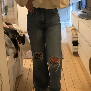 Idun Jens från Gina  - Jätte fina mom jens feån gina i storlek 36 med hål på käna. De är knappt använda och är i bra skick. Ny priset är 599kr. ✨