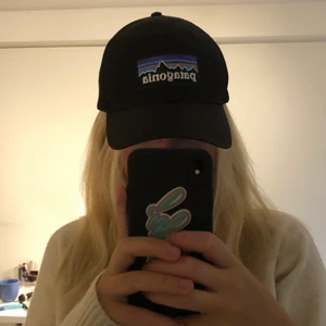 Patagonia keps - Säljer denna coola svarta eftertraktade patagonia kepsen. Den är sparsamt använd och i bra skick. En sak är dock att spännet har spruckit lite vid sista spännet, men syns ingeting och märks inte av, men vill bara nämna det💕 