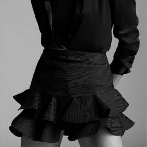Svart volang kjol från zara oanvänd med lapparna kvar💓 nypris 399kr buda från 200kr + frakt eller köp direkt för 250kr + frakt✨