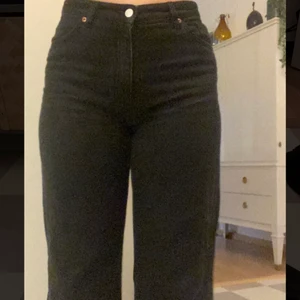 Svarta jeans  - Säljer mina vida svarta jeans från monki i st 29. Säljer eftersom dom är lite för stora för mig. Ganska mycket använda men inget som syns. Jag är 166 och har sytt upp som så att dom passar perfekt. 200+frakt 