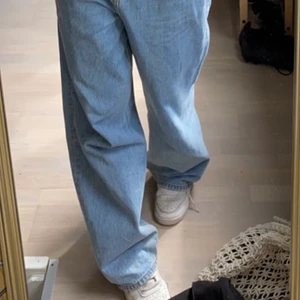 Byxor - Ett par jeans från pull&bear, LÅNGA och sköna (jag är 177) !! Är lite slitningar längst ner då de användts, men skulle säga att de är i superbra skick, skriv för mer bilder!!🙌😁
