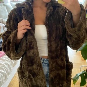 Björnjacka vintage  - En stor vintage pälsjacka som är superskön men som inte kommer till användning. Man känner sig gosig som en björn i den och alla vill krama en! Oversize på mig som är en strl S. Inte äkta päls! Möts gärna upp eller skickar mot fraktkostnad!<3 