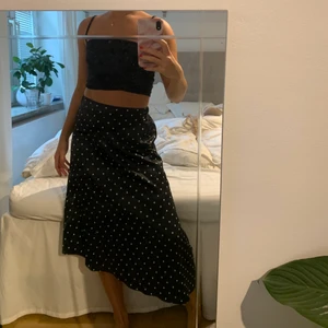 Silkeskjol - Säljer min lite längre silkeskjol från Monki. Jättefint skick då den knappt kommit till användning! Nypris 400kr, mitt pris: 140kr eller bud! 