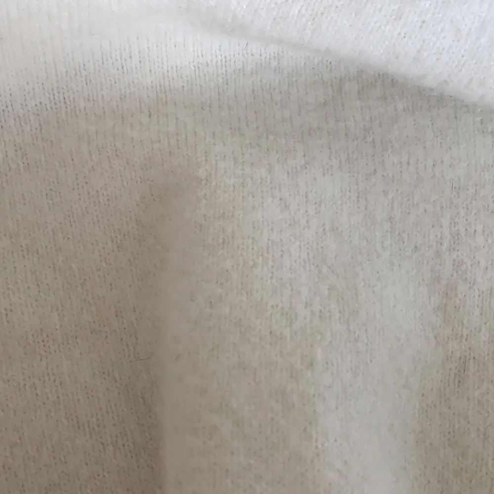 Super skön vit stickad tröja, använd ett få tal gånger.. Tröjor & Koftor.