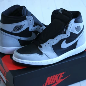 Jordan 1 high shadow 2.0 - Pris: 2300kr  Storlek: 43  Skick: Helt nya