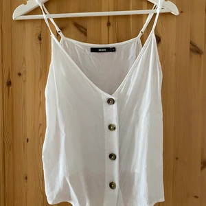 Jättefint linne från Bikbok, strl s - Jättefint vitt linne från Bikbok! Svalt och somrigt. Använt max 5 ggr! 