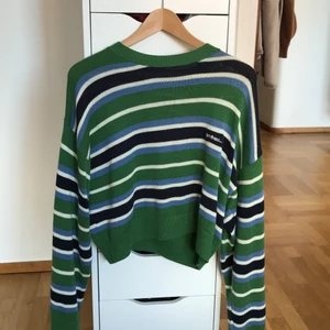 Stickad tröja  - Mysig Stickad tröja från Urban outfitters som är köpt för ett tag sen och är väl använd men ser ut som ny! 