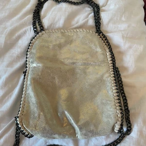 Stella Mccartney väska - Säljer denna Stella Mccartney inspererande väskan, aldrig använd💓(inte äkta)