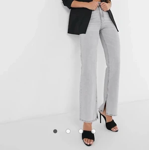 Stradivarius straight slit jeans, stl 44 - Stradivarius jeans, raka ben med en slits vid anklarna. Skitsnygg ljusgrå färg och riktigt najs passform, stl 44, även najs för mindre storlekar då det blir snygg oversize! Säljer då de ej kommit till användning. Nypris 259, säljer för 200 inkl frakt 💌⚡️🧚🏼‍♀️❤️