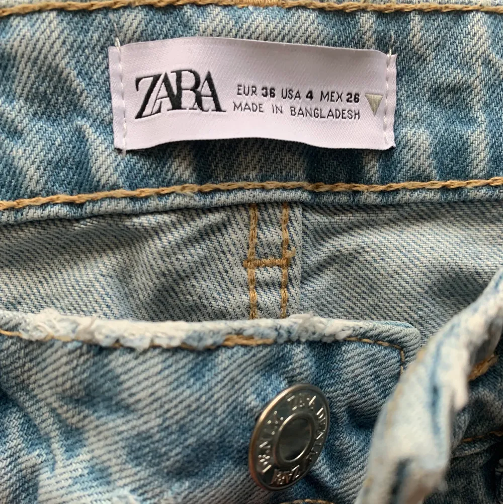Blåa snygga jeans med hål på knäna från Zara som är använda ett fåtal gånger,  är 165 cm lång 💙. Jeans & Byxor.