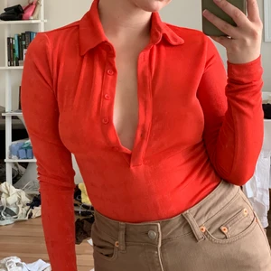 Röd långärmad  - Supersnygg röd tröja i velvet material