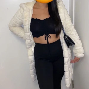 Vit päls jacka🌸 - Köpt från newyorker säljs inte längre. Ordinarie pris 500kr. Storlek S 36. Knappt använd😊