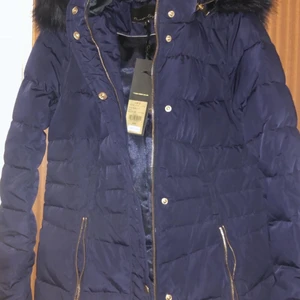 Oanvänd vinterjacka  - Vinterjacka fårn NK phase eight oanvänd. Kostar 2900kr i butik, pris kan diskuteras vid snabbt köp! Säljer dne då den inte kommer till användning 