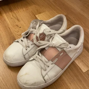 Valentino skor - Valentino skor, lägger ut dess för o kolla någon ksk va intresserad då dem är rätt så slitna. Skriv gärna nåt bud ni tycker är lämpligt💓