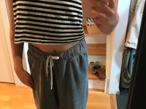 Randigt linne från monki  - Svart vitt randigt linne från monki.använt 2-3 ggr.inga hål eller nåt som är sönder.