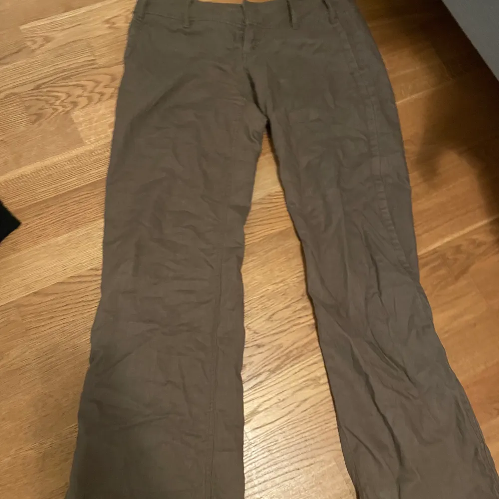 Jättesnygga lågmidjade byxor! Köpte dem secondhand och dem sitter verkligen jättefint både i rumpa och benen💕 säljer för att jag tyvärr inte vart min stil! Storlek 29/32. Jeans & Byxor.