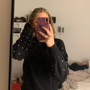 Svart stickad tröja - Super fin och mysig tröja men säljer för att den tyvärr inte kommer till användning💙 kan mötas beroende på vart annars står köpare för frakt! Är i storlek ca men passar mig som är s