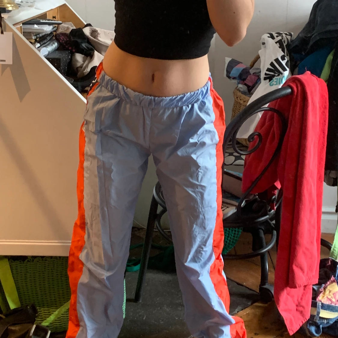 Blå/oranga träningsbyxor