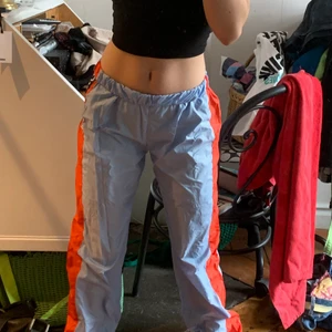 Blå/oranga träningsbyxor - Tunna träningsbyxor, syns nervikta på dom första två bilderna då det är så jag har haft på mig dom! Knappt använda 