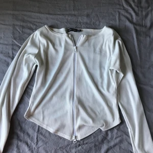 Double Zip hoodie - Double zip hoodie från Bohoo i bra skick och knappt använd. Ganska kort i modellen.