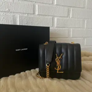 Vicky leather monogram chain bag i storlek small! Unik säsongs modell köpt år 2020! Väskan köptes för ca 18.000 kr och är knappt använd. Orginalförpackning ingår! Säljer vid bra bud!