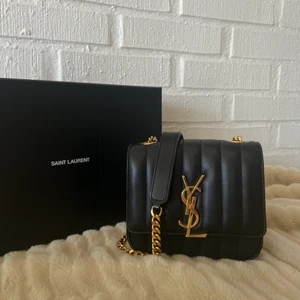 Ysl väska - Vicky leather monogram chain bag i storlek small! Unik säsongs modell köpt år 2020! Väskan köptes för ca 18.000 kr och är knappt använd. Orginalförpackning ingår! Säljer vid bra bud!