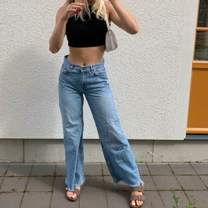 Jeans - As balla jeans från junkyard som är i bra skick! Köparen står för frakten 🤎 Personen på bilden har ca W25-W26
