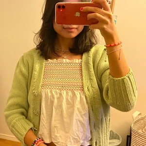 Zara kofta - Superfin stickad kofta från Zara köpt för ett tag sen men väldigt sparsamt använd💚 Lite tjockare material och snyggt kroppad, ser lite vintage ut🥺