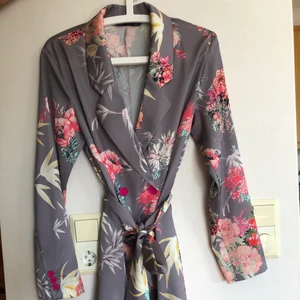 Dilvin Woman klänning storlek 40 - En jättefin blazerklänning i material som känns som satin 💗 Så fina detaljer och tyg. UK 40 men passar en som är mer 36/38. Använd 2 gånger. 