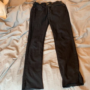 Svarta jeans - Raka mid/lowe rise jeans från Replay, avklippta för att passa mig som är 160cm och har slits. Resor i midjan. 