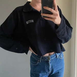 Boston cropped hoodie  - Cropped, mörklblå hoodie från brandy melville ✨ Bra skick!