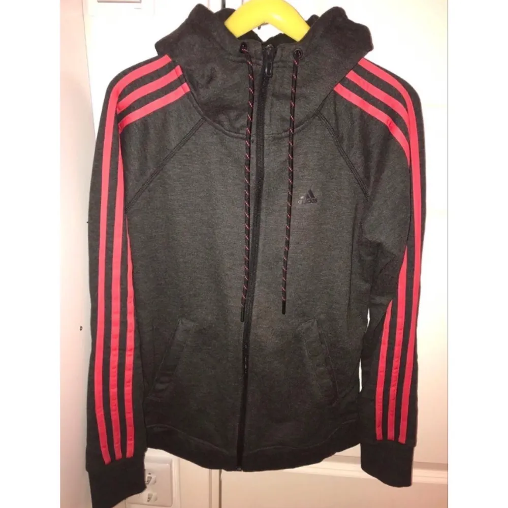 Adidas kofta i perfekt skick säljs för endast 200kr! (Knappt använd) Storlek: XS 🖤💗. Hoodies.