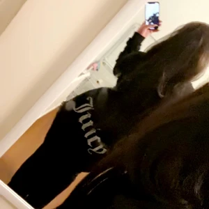 JUICY COUTURE BYXOR - Säljer nu mina juicy byxor för är ute efter en annan modell, Köpta från JD i april detta år. Storlek L men de är väldigt tighta i modellen så Skulle kunna tänka mig att de passar M/S till och med, kontakta mig vid intresse