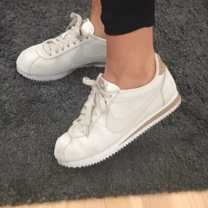 Nike classic cortez Preem skor  - Nike classic cortez Preem skor  Använd 2-3 gånger max  Storlek 37,5  Ordinariepris: 879kr  Köparen står för frakt! / du kan även välja att hämta upp 