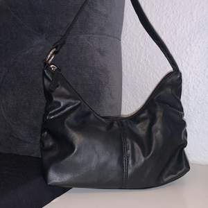 En svart söt väska ca. 23x13