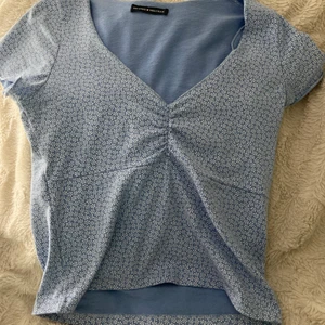 Topp brandy melvillle - Supersöt topp från brandy melville köpte den i maj. Använd en gång så den är i nyskick!!<3 2:a bilden är från hemsidan, annan färg men samma passform! Nypris: 160 kr