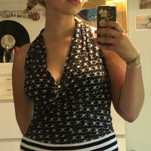 Skelett halterneck topp - Säljer denna super söta 2000-tals topp som tyvärr inte kommit till användning i min garderob :(( extremt skönt material och en kan antingen ha den med bandet nere eller uppe som på andra bilden. I bra skicka inte använd av mig och köpt i nästan perfekt skick! Om många är intresserade gäller budgivning!