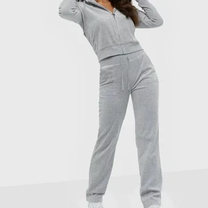 Juicy couture dress - ganska nytt juicy couture dress, använt fåtal gånger och är i perfekt skick. Byxan är i stl S och tröjan i  XS. Köpt båda på deras egna hemsida för 2100kr.