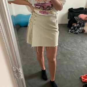 Kjol från weekday - Cool men samtidigt söt kjol från weekday. Går både att klä upp och ner, passar till allt. Nypris: 250