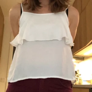 Snyggt linne - Superfint linne med en volang på framsidan. Linnet är tyvärr lite för litet runt bröstkorgen för mig. Det har släppt lite i en söm men det märks inte, jag märkte det inte förrän jag skulle kolla igenom linnet. Skulle säga att det passar för XS-S